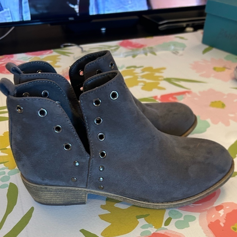 Gray slip on ankle booties with circle silver cut outs size 8